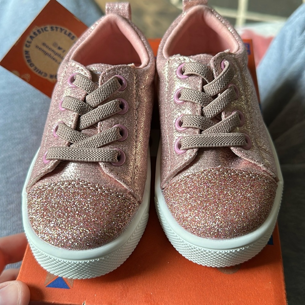 Oomphies size 6C NWT